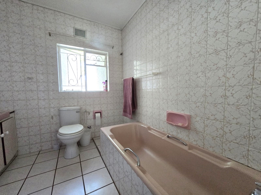 5 Bedroom Property for Sale in Lemoenkloof Western Cape